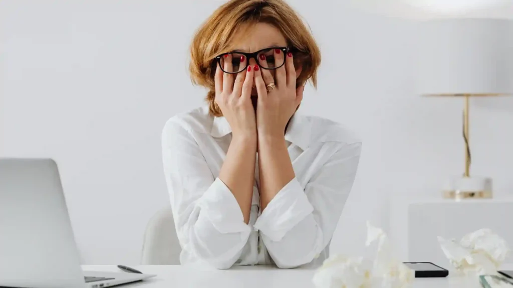 3 Arten von Stress, die besonders Hochsensible blockieren können, gestresste Frau