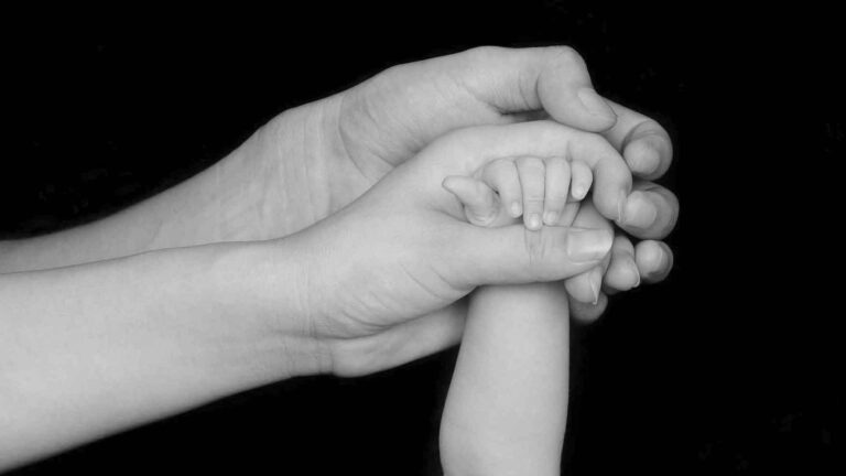 Die Bedürfnisse von hochsensiblen Müttern, Hand Baby mit Hand Mutter