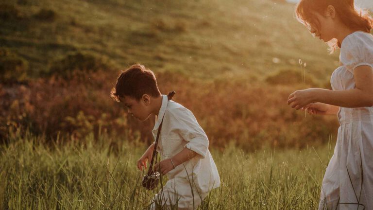 Hochsensible Mütter und ihre hochsensiblen Kinder, Mutter mit Kind auf einem Feld