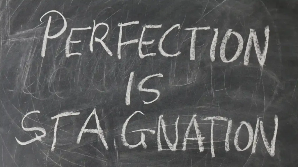 3 Gründe, warum Hochsensiblen Perfektionismus nicht guttut, Tafel mit Kreideschrift