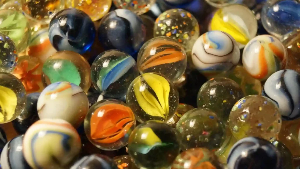 5 Gründe, warum Hochsensible ihre Kreativität fördern sollten, viele farbige Murmeln