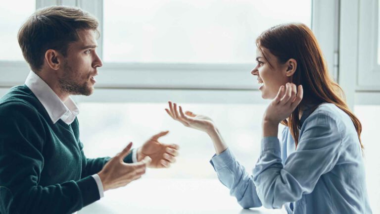 Hochsensibilität und die Angst vor verbaler Konfrontation, Paar in Diskussion