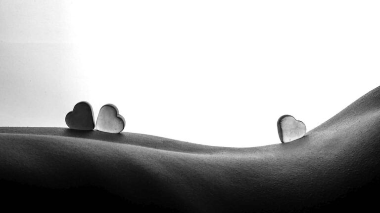 Hochsensibilität und Sexualität, Rücken mit kleinen Herzen