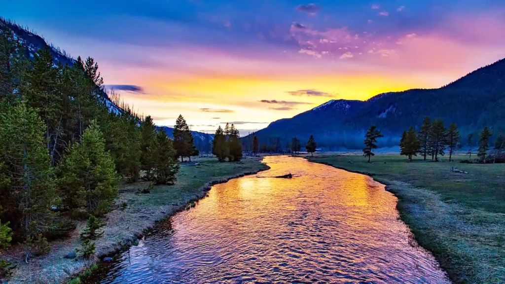 Loslassen für Hochsensible, Fluss nach Sonnenuntergang