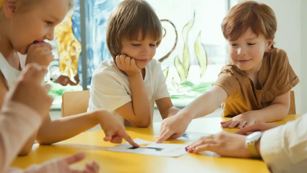 Welche Schulform ist die richtige für mein hochsensibles Kind? 3 Kinder am Tisch