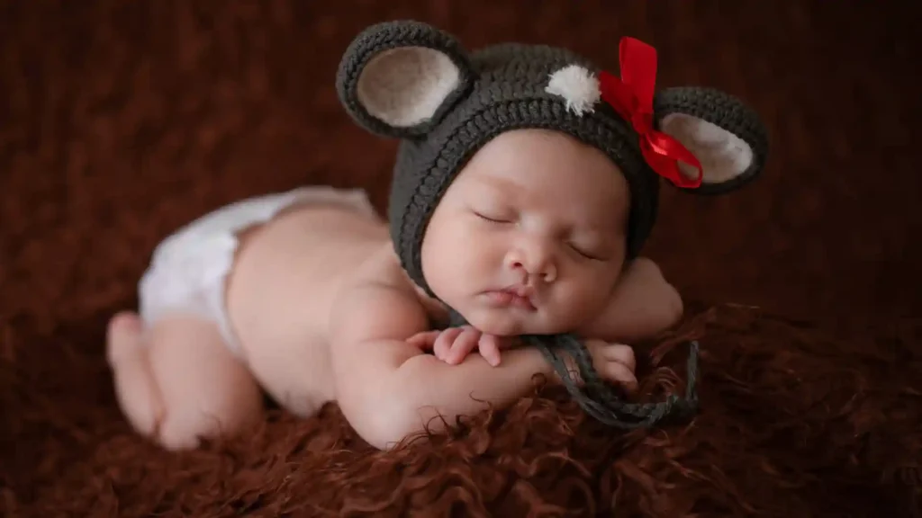 Das innere Neugeborene von Hochsensiblen, Baby mit Mütze