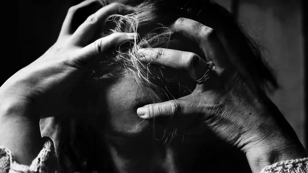 Hochsensibilität und 40-Stunden-Wochen, Frau, die sich die Haare rauft