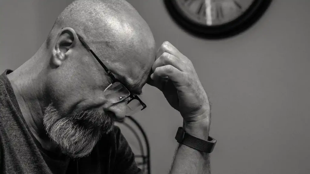 Hochsensibilität und die 40 Stunden Woche, Mann grübelt