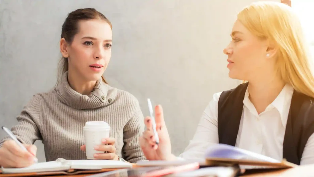 Hochsensible suchen bestimmte berufliche Rahmenbedingungen, Teamsitzung zwei Frauen